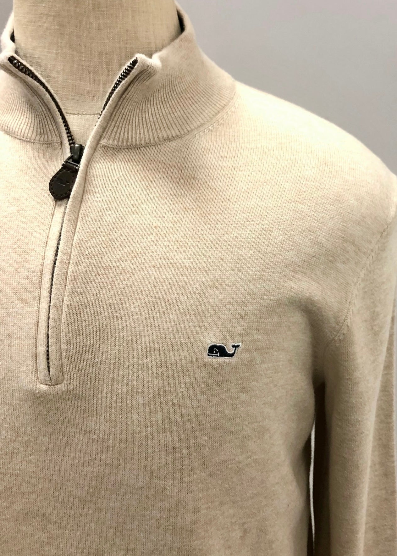 Sueter Jersey Vineyard Vines 🐳 color crema con logo azul navy Talla M