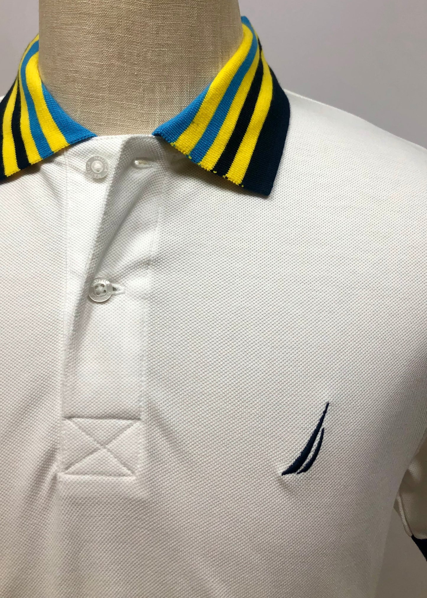 Camiseta Polo Nautica ⚓️ color blanco y diseño de cuello Talla M Entalle Regular