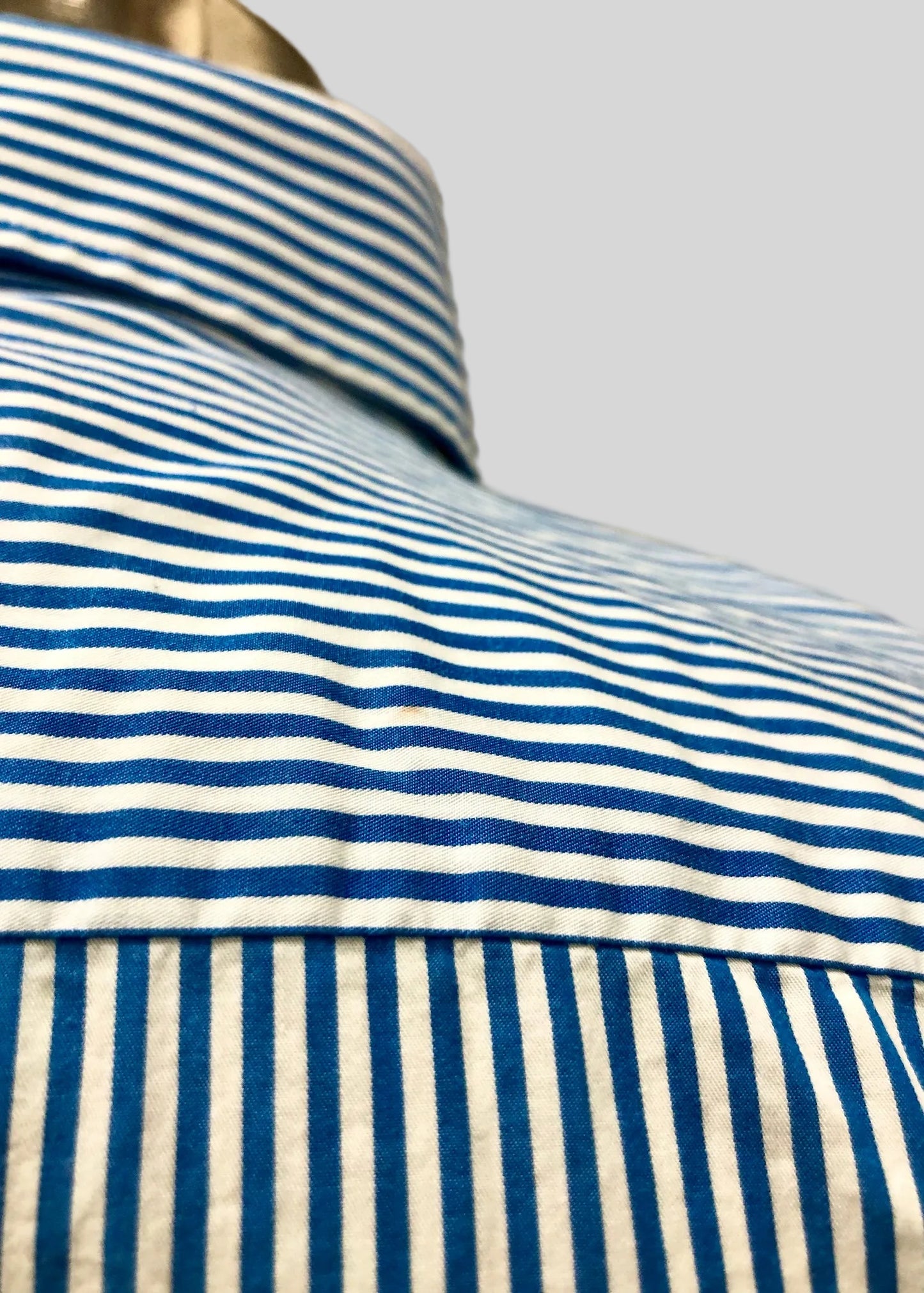 Camisa de botones Hugo Boss 🇩🇪 con patrón de rayas en azul y blanco Talla M Entalle Slim Fit (ver descripción)
