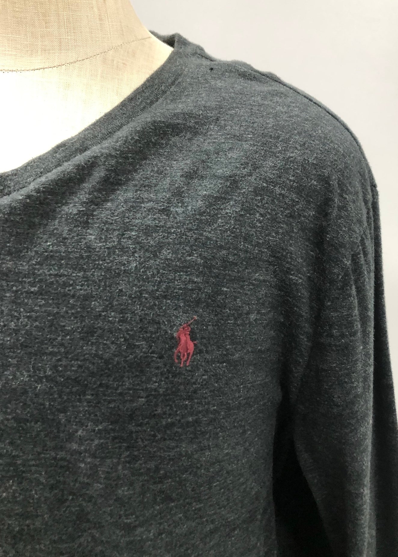 Camiseta cuello V Polo Ralph Lauren 🏇🏼 color gris oscuro Talla XL Entalle Clásico (ver descripción)
