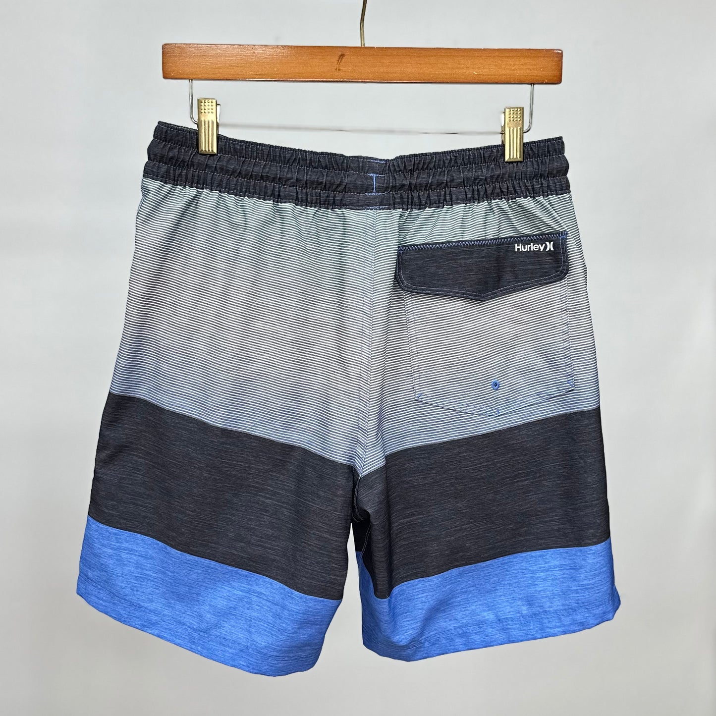 Short de baño Hurley 🏄🏽‍♂️ con franjas gris degradado y azul con logo en color blanco talla S