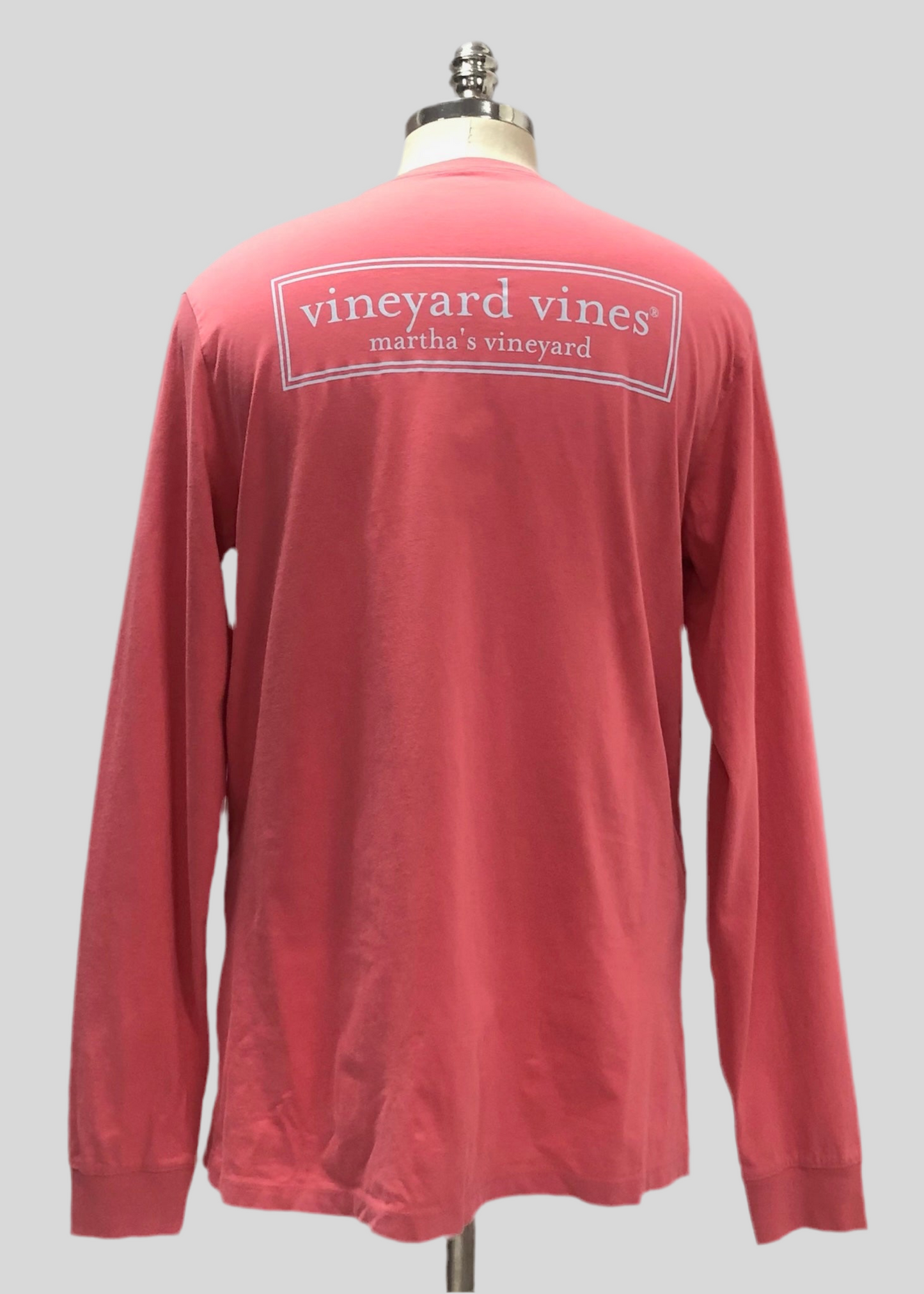 Camiseta cuello redondo Vineyard Vines 🐳 color rosado magenta con logo en blanco Talla M