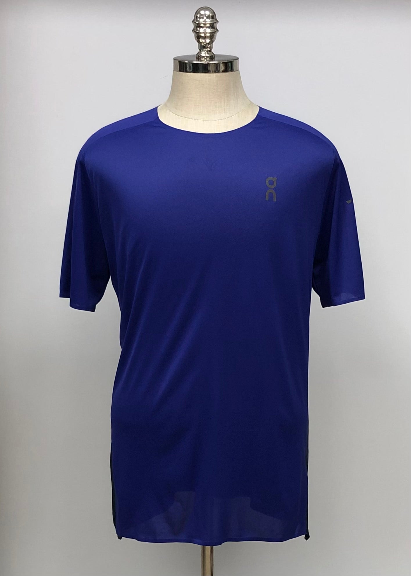 Camiseta de entrenamiento On Running 🏃🏻‍♂️  color morado y gris oscuro con logo en gris oscuro Talla XXL