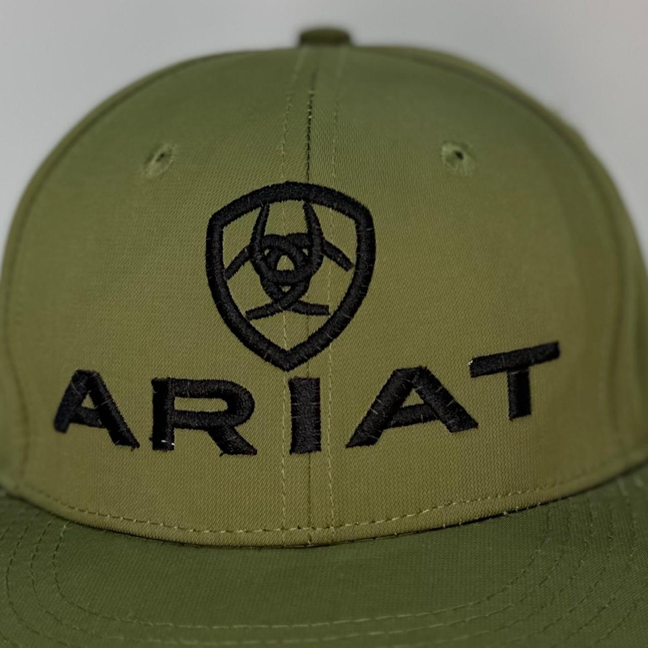 Gorra plana Ariat 🐂 color verde militar y logo bordado en color negro (ver descripción)