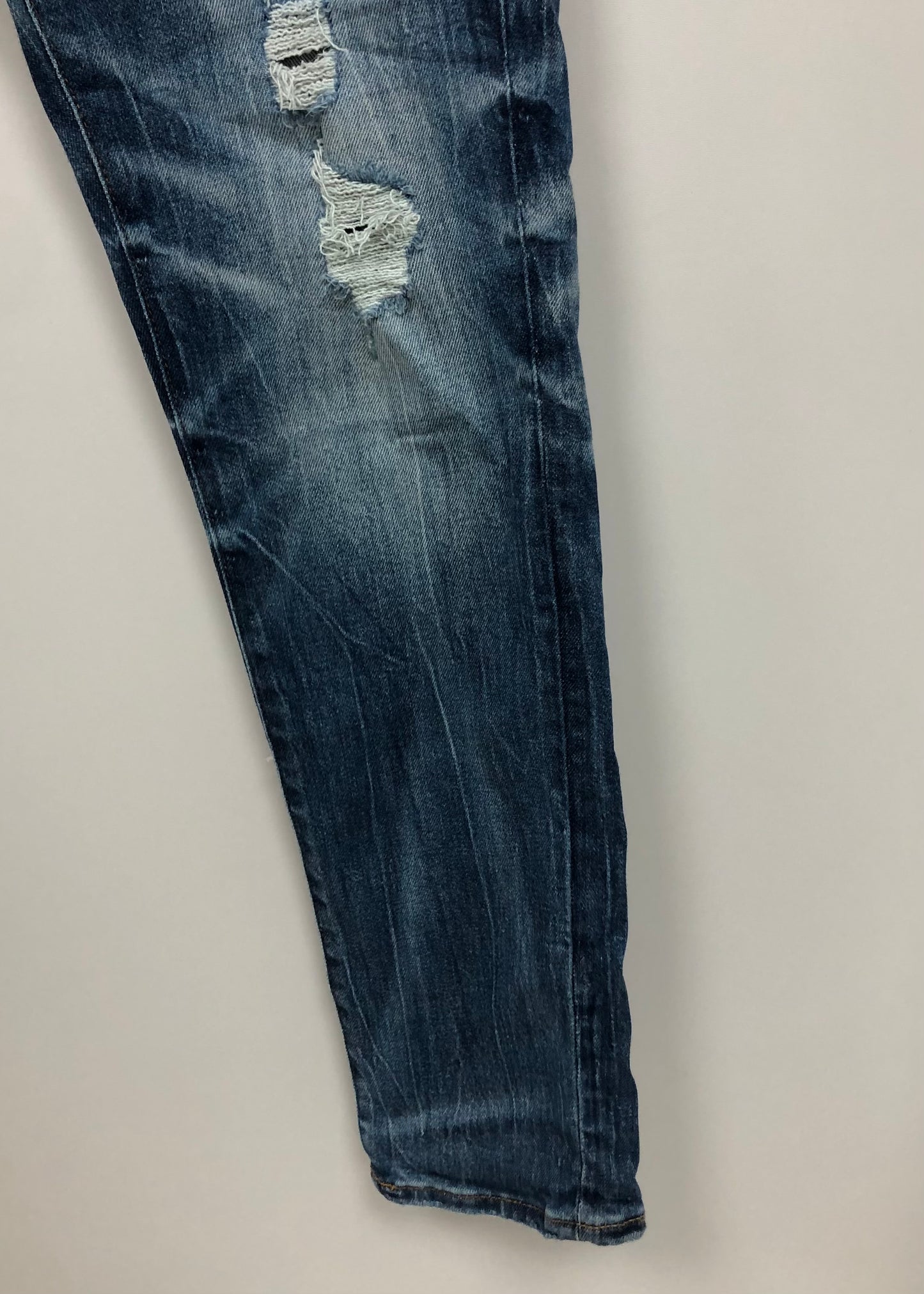 Pantalon jeans American Eagle 🦅  color azul y diseño descosido Talla 33x32 Corte Slim Fit