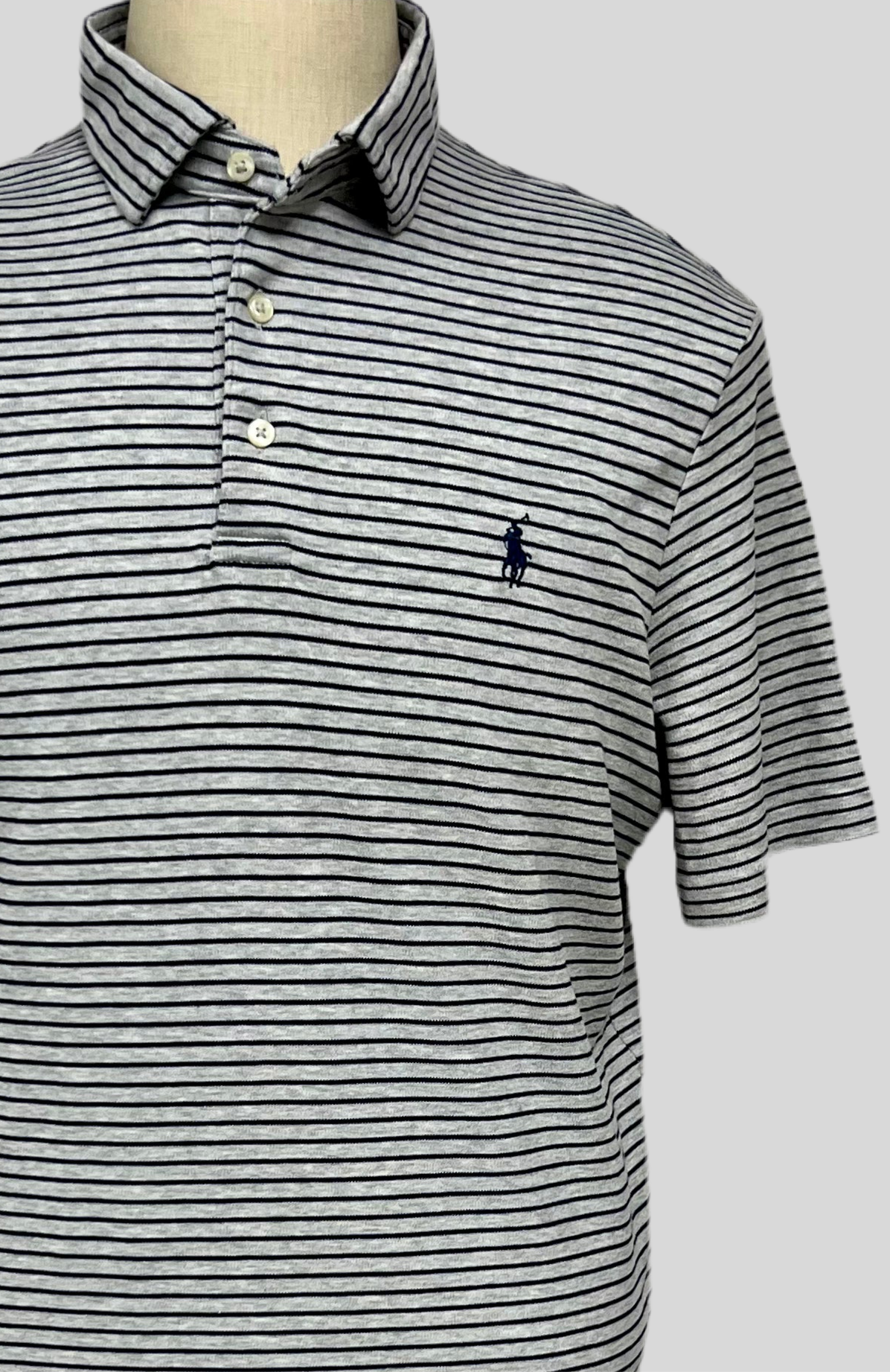 Camiseta Polo Ralph Lauren 🏇🏼 color gris con patrón de rayas color azul navy Talla L Entalle Regular