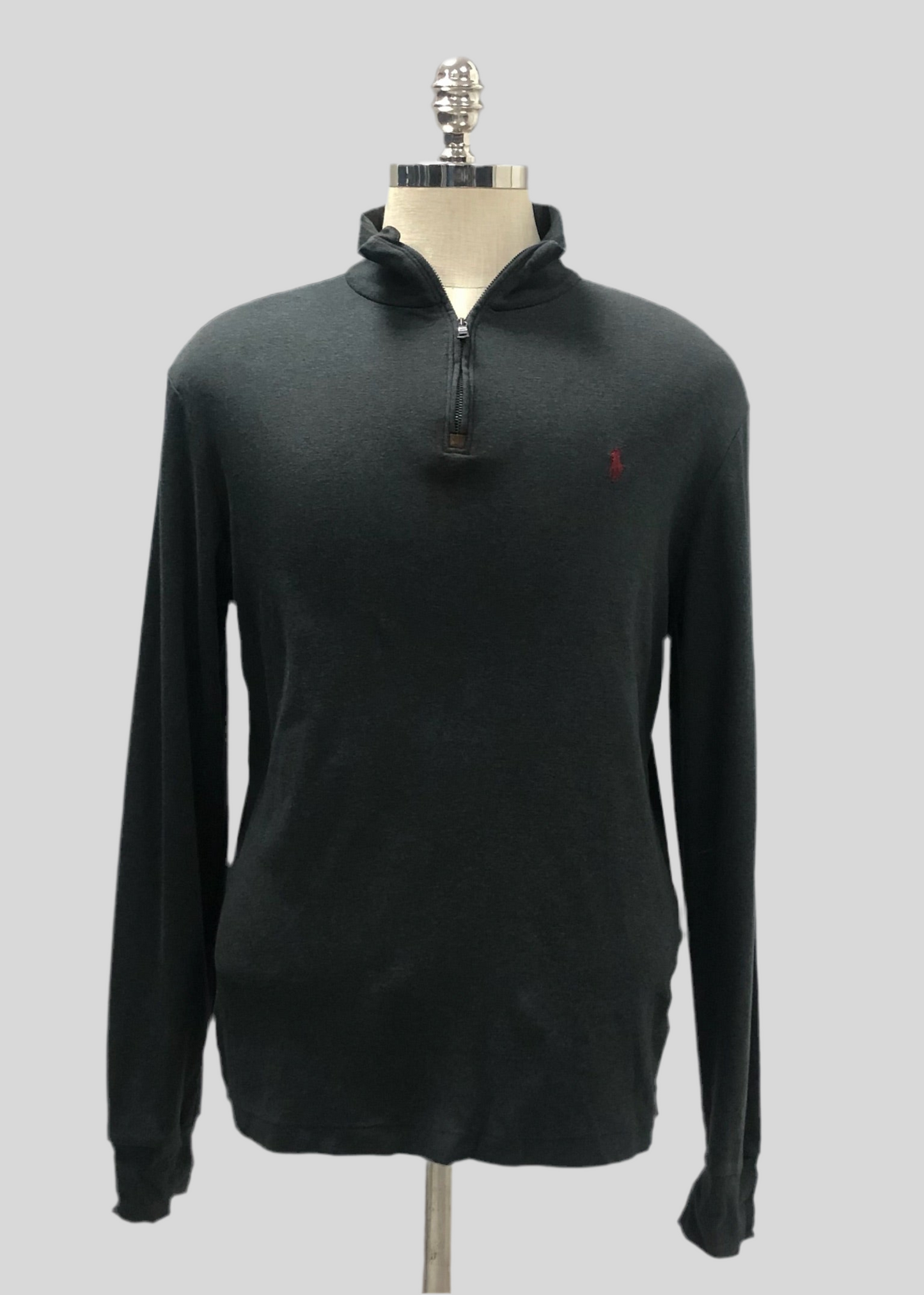 Sueter Jersey Polo Ralph Lauren 🏇🏼 color gris oscuro con logo en rojo Talla L (ver descripción)