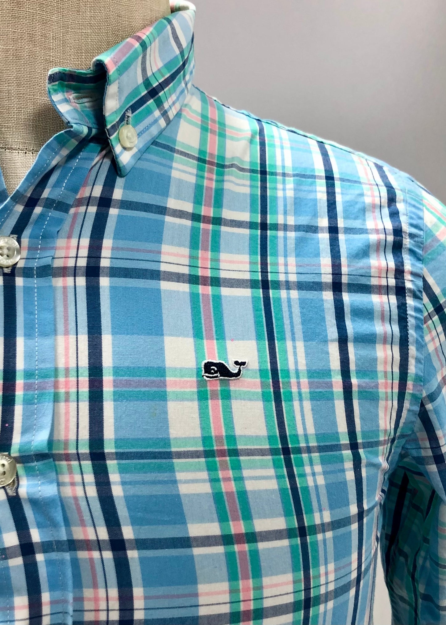 Camisa de niño Vineyard Vines 🐳 con patrón de cuadros en color verde, amarillo, azul y blanco Talla M (12-14) Entalle Regular