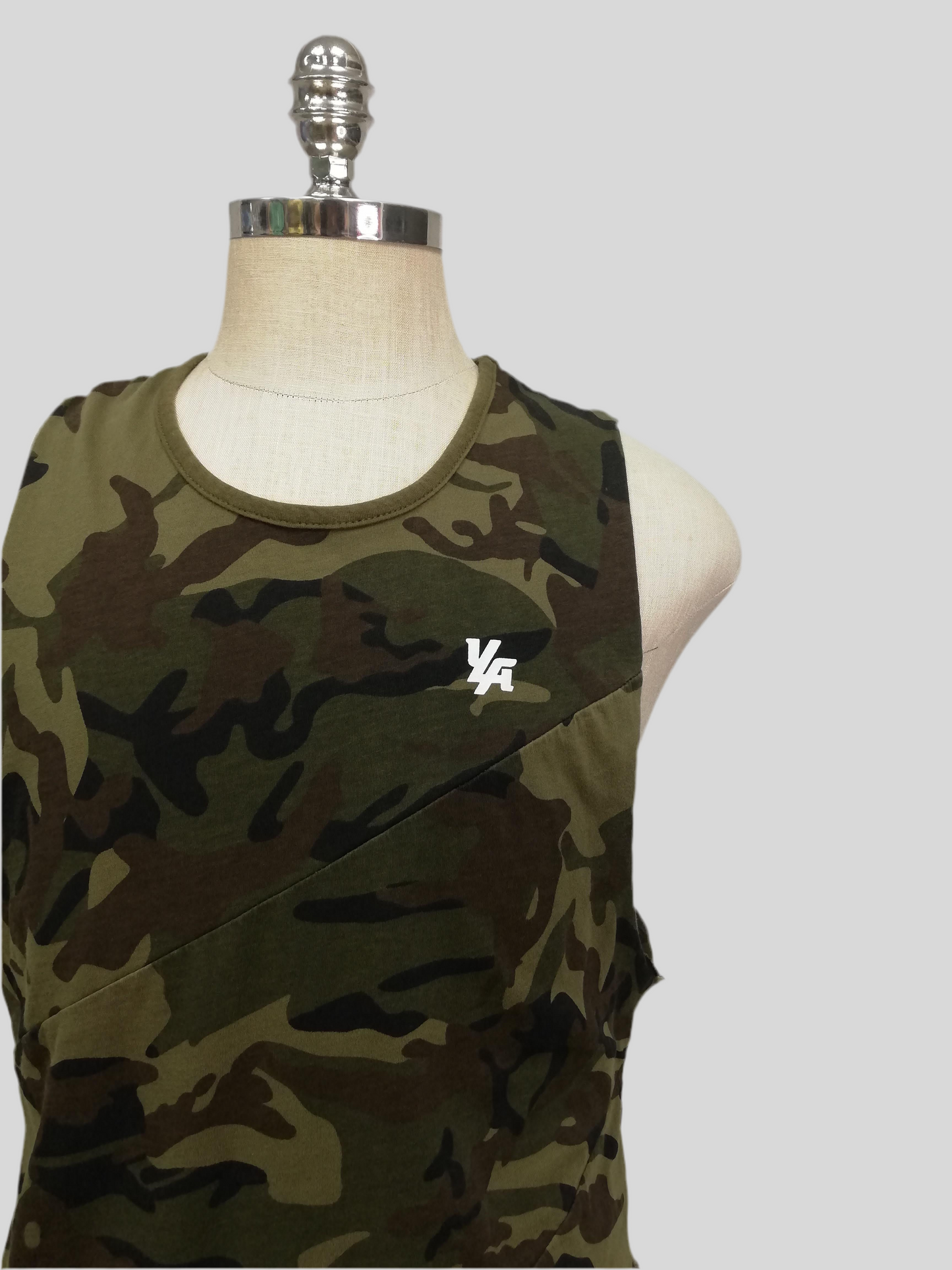 Camiseta de entrenamiento sin mangas YoungLA 🏋🏽 diseño de camuflaje en color verde oliva y logo en blanco Talla L