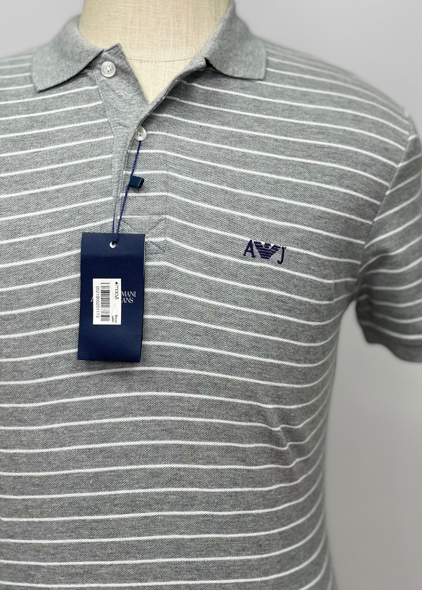 Camiseta Polo Armani Jeans 🇮🇹 color gris con rayas en color blanco Talla S Entalle Regular