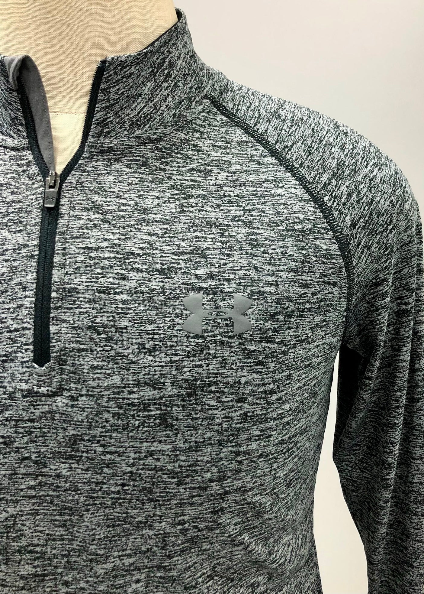 Sueter Jersey Under Armour 🏋🏽 color gris y negro degradado con logo en color gris Talla M