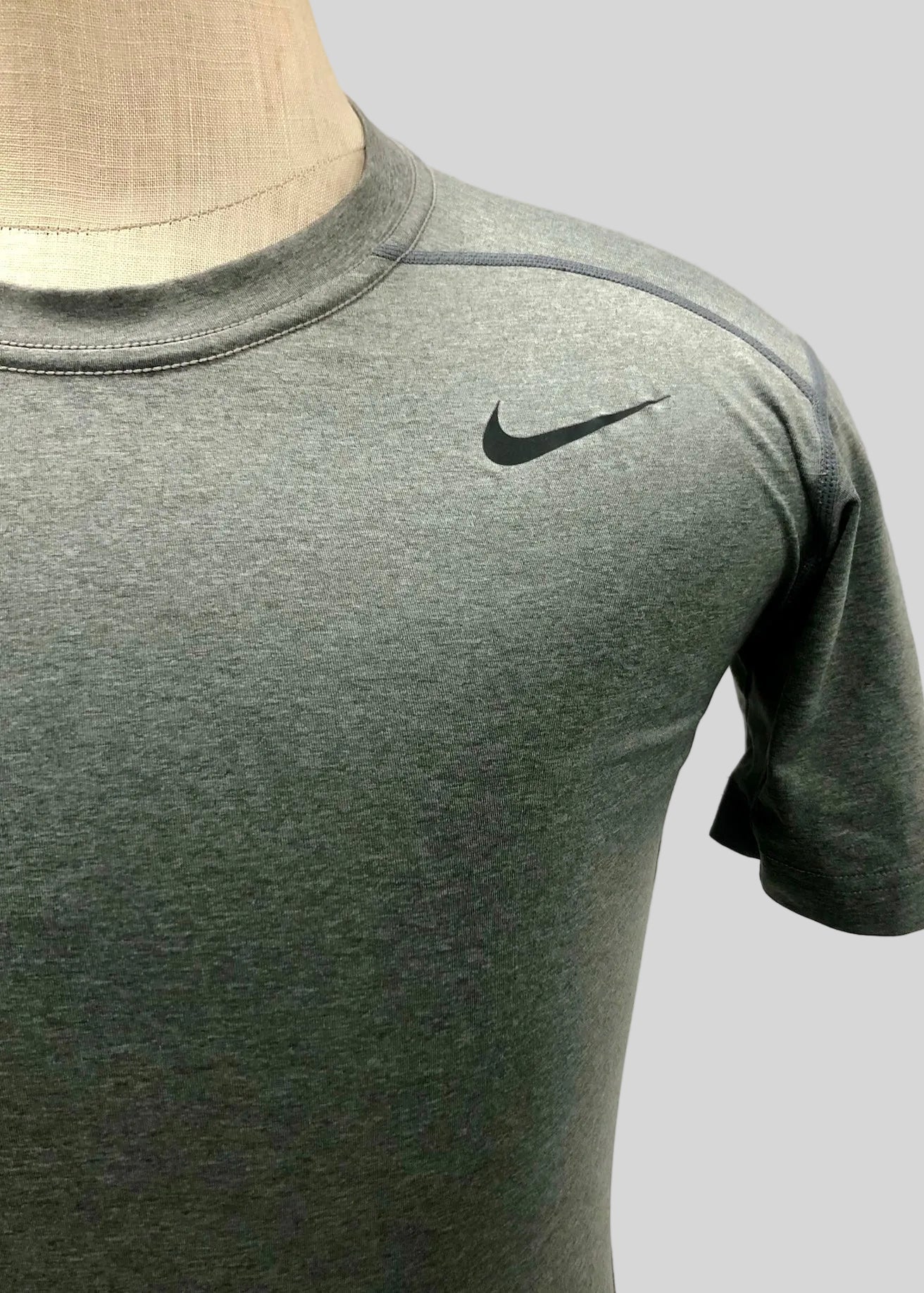 Camiseta de compresión Nike ✔️ color gris oscuro y logo en negro Talla L