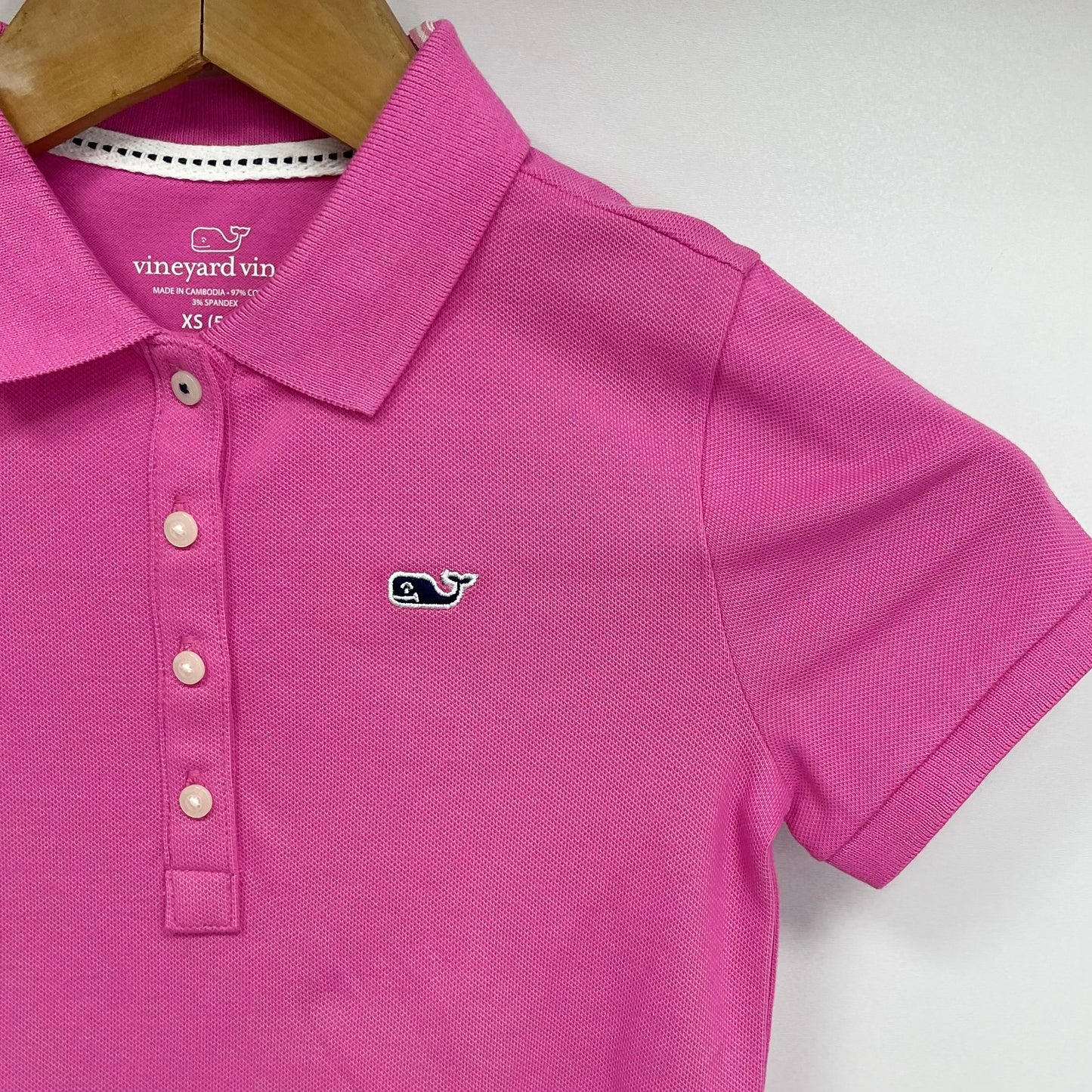 Vestido de niña Vineyard Vines 🐳 color rosado intenso y logo en letras azul Talla XS (5-6) Entalle Regular