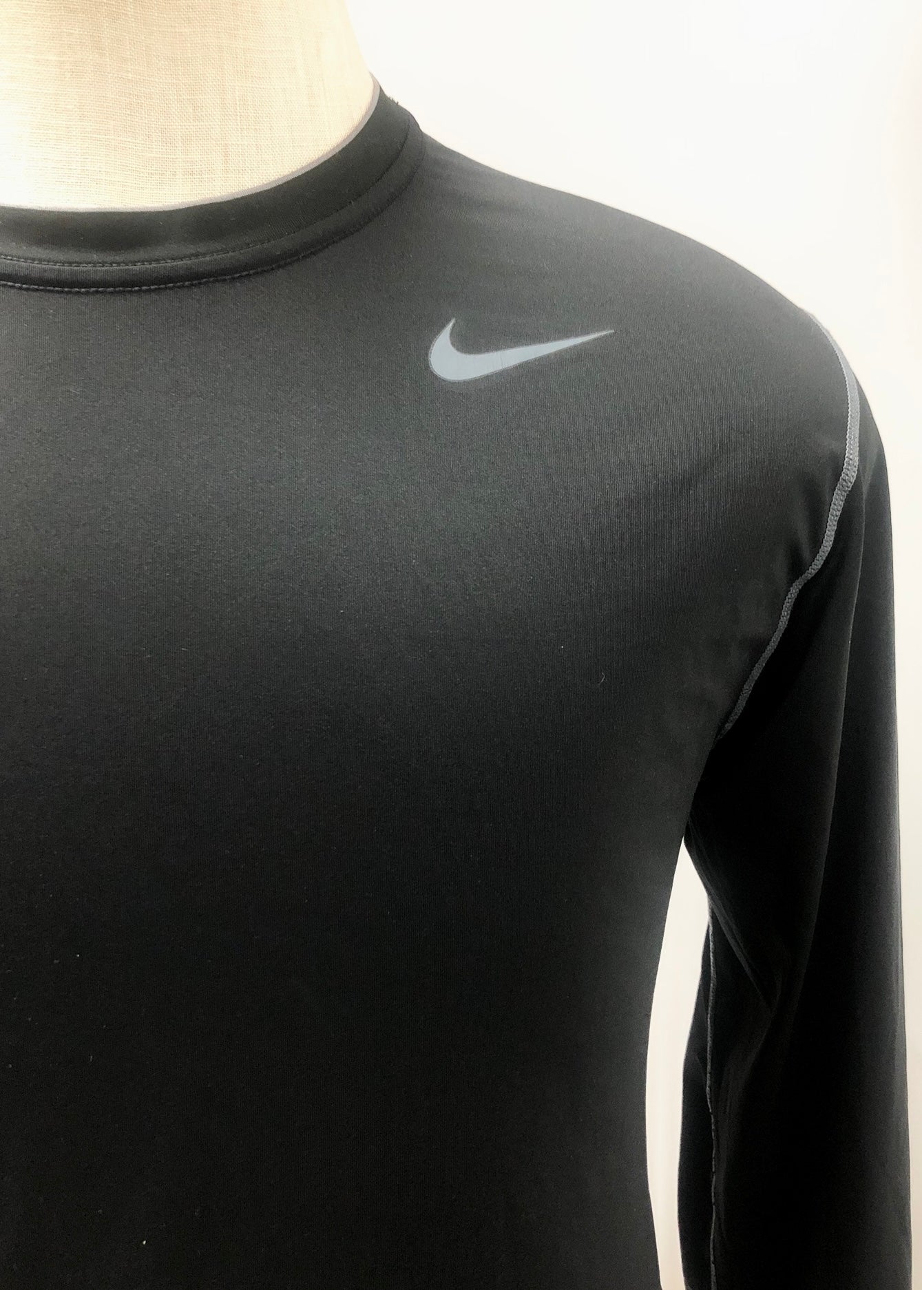 Camiseta de compresión Nike ✔️ color negro y logo en gris Talla L