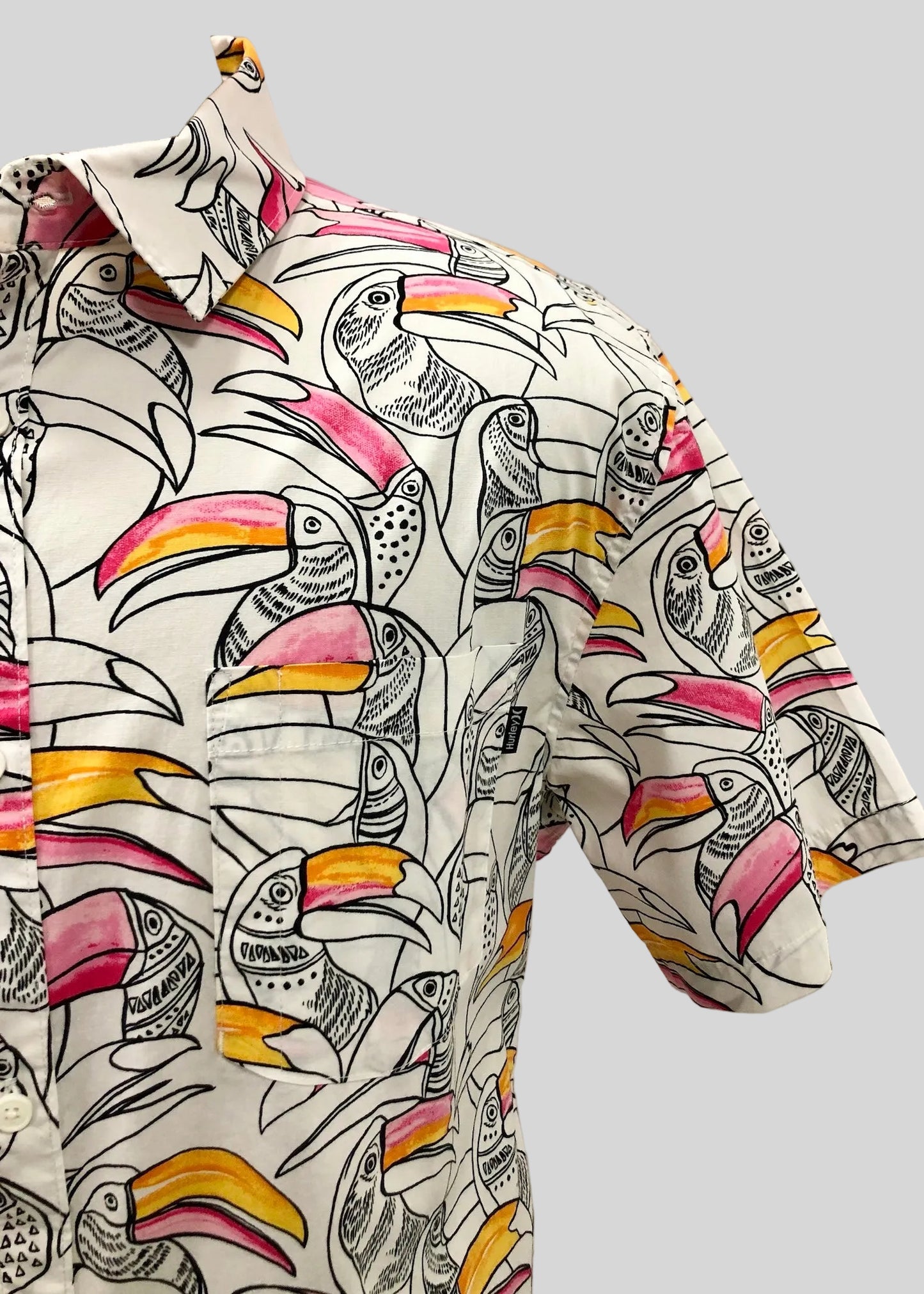 Camisa de botones Hurley 🏄🏽‍♂️ color blanco con diseño de tucanes Talla XL Entalle Regular