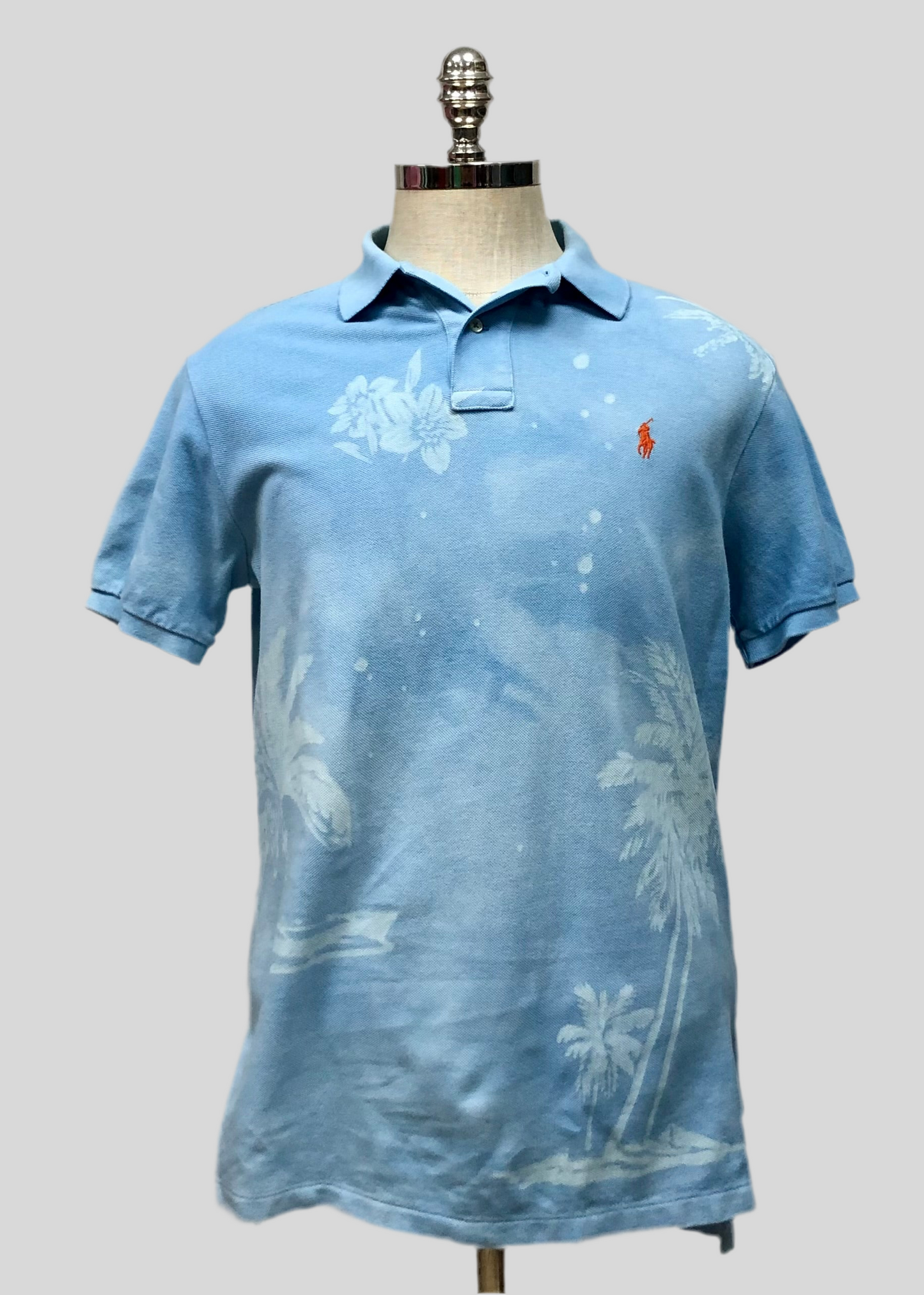 Camiseta Polo Ralph Lauren 🏇🏼 color celeste con diseño de hawaiano en color blanco Talla L Entalle Custom Fit