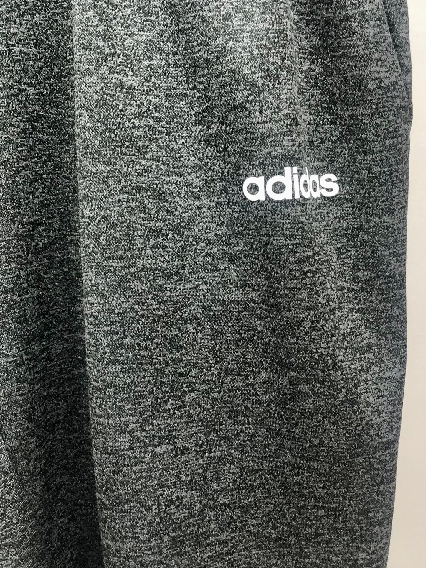 Short Lounge Adidas 🏃🏻‍♂️ color gris oscuro y logo en blanco Talla L