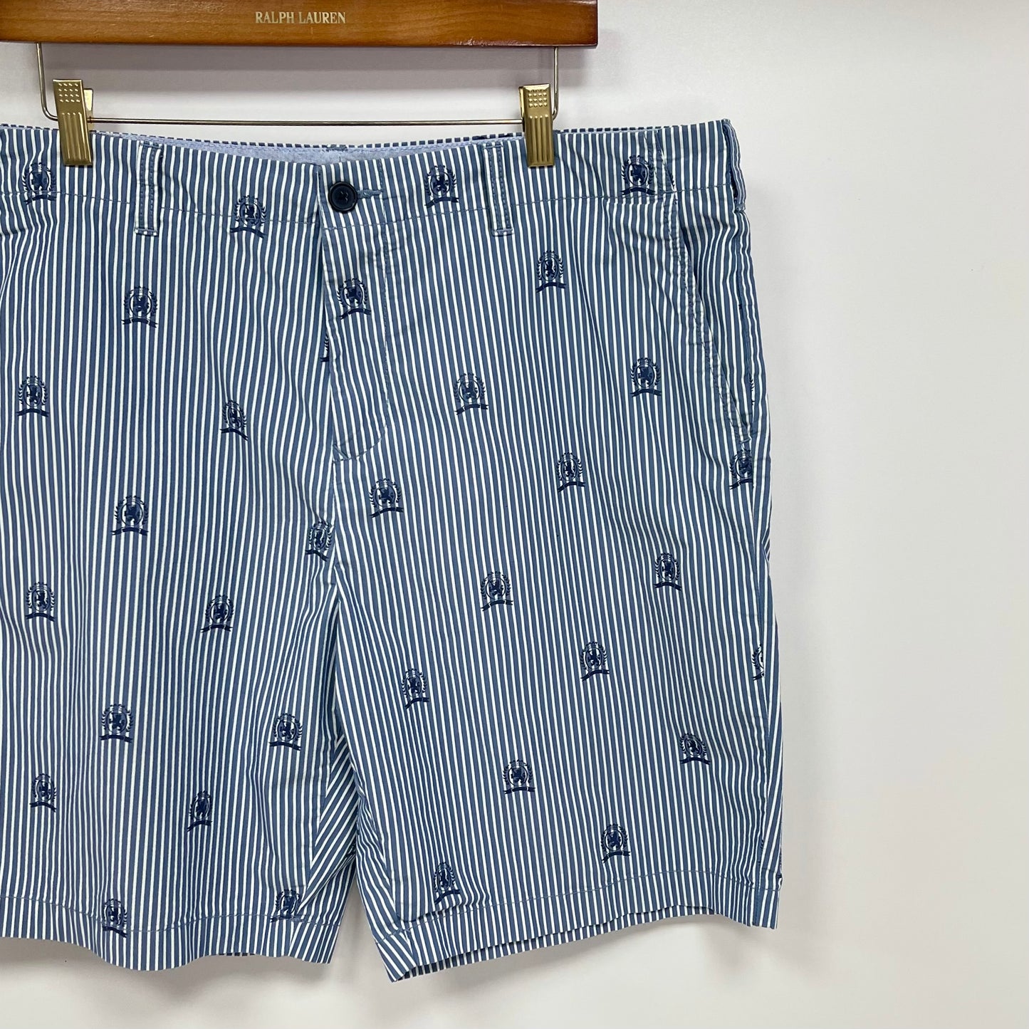 Short Casual Tommy Hilfiger 🇺🇸 color Azul con rayas blancas y diseño de escudo en azul navy talla 38