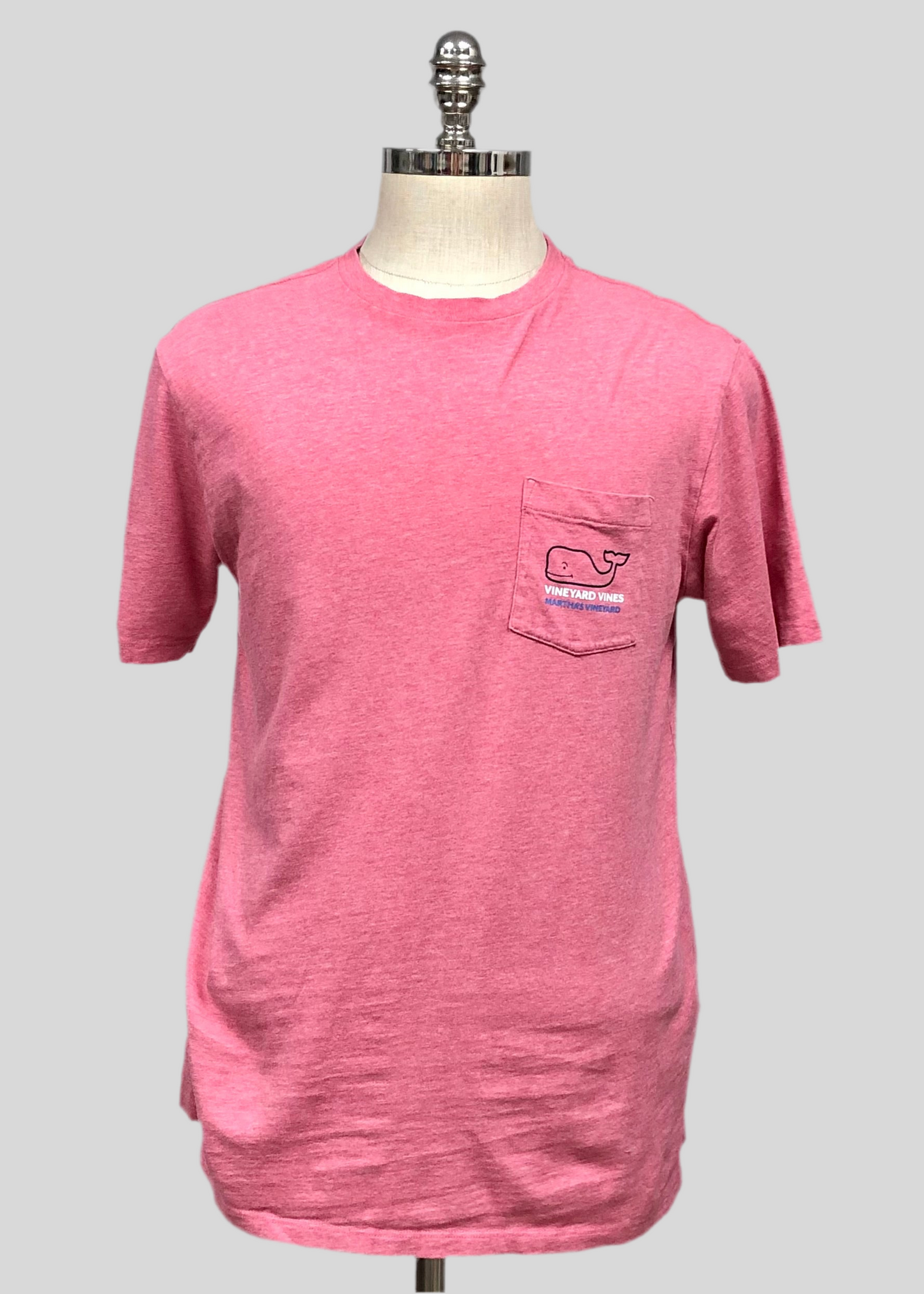 Camiseta de bolsillo Vineyard Vines 🐳 color rosado con Diseño Marthas Vineyard Talla Medium