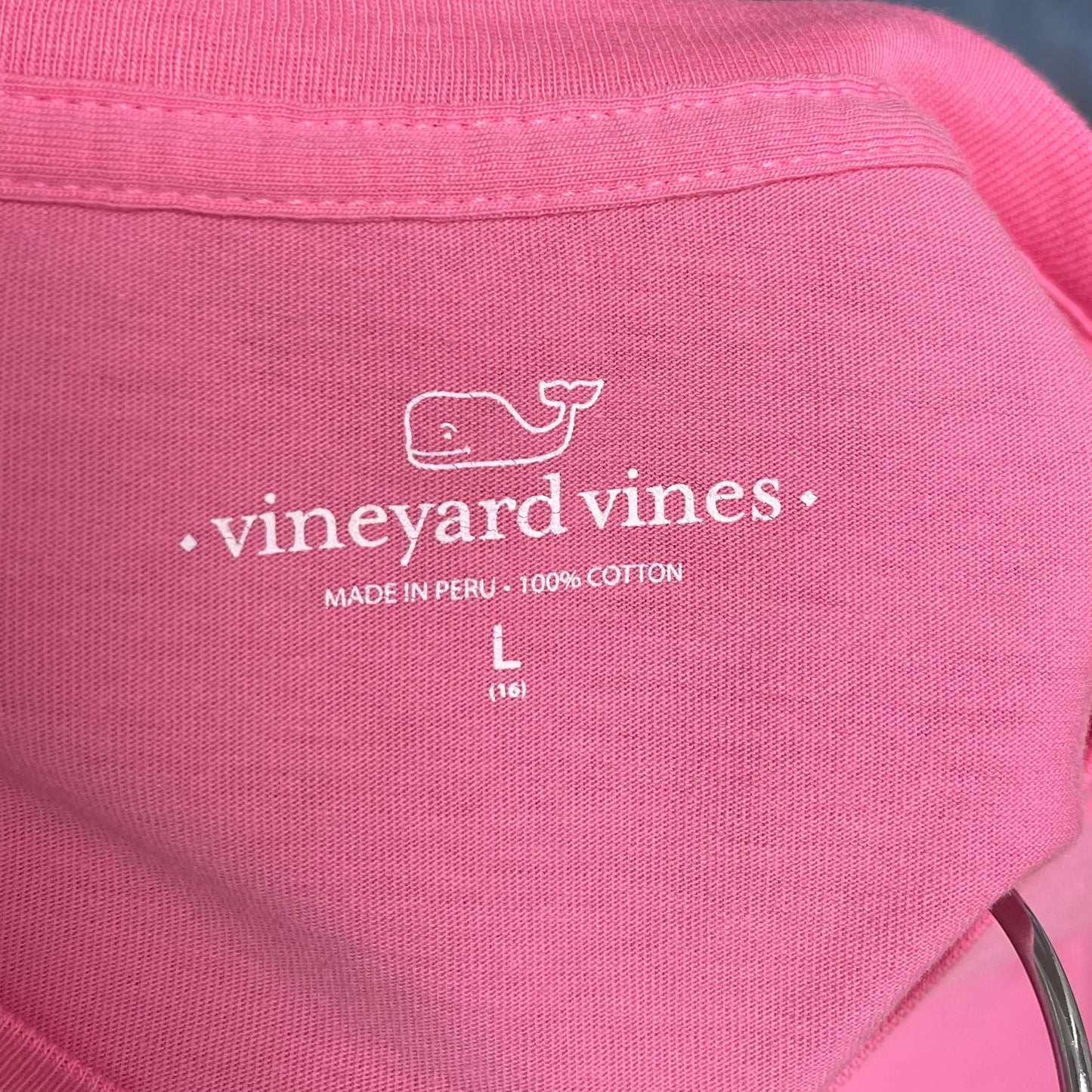 Camiseta de niña Vineyard Vines 🐳 color rosado intenso con Diseño de ballena en celeste Talla L