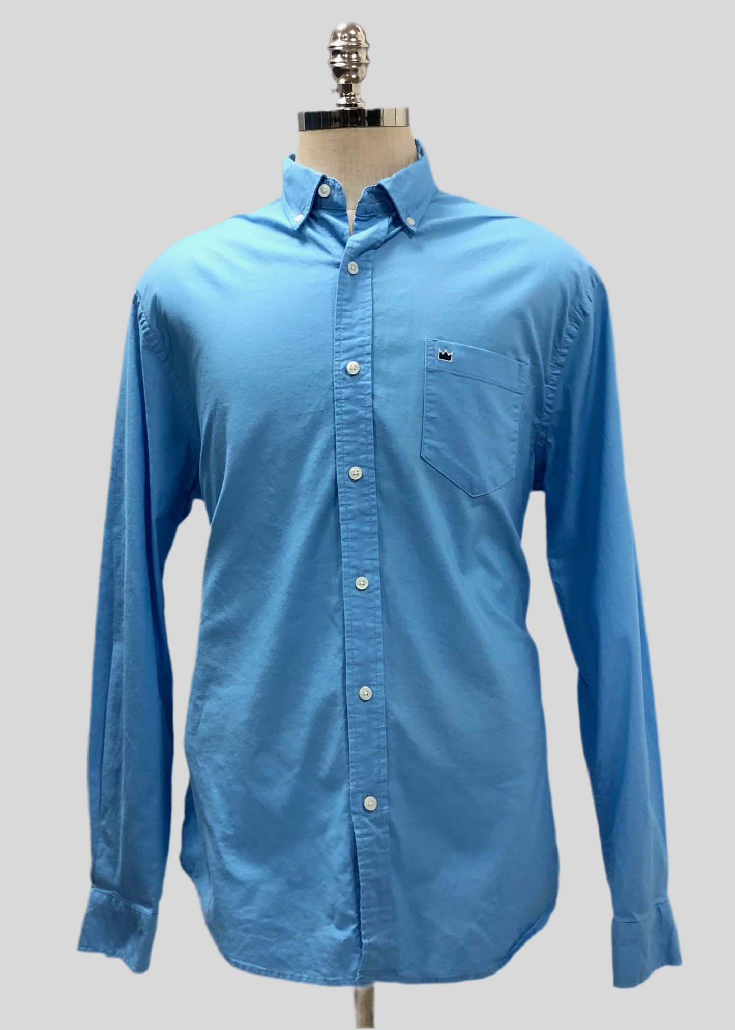 Camisa de botones Crown & Ivy 👑 Oxford en color celeste Talla L Entalle Clásico