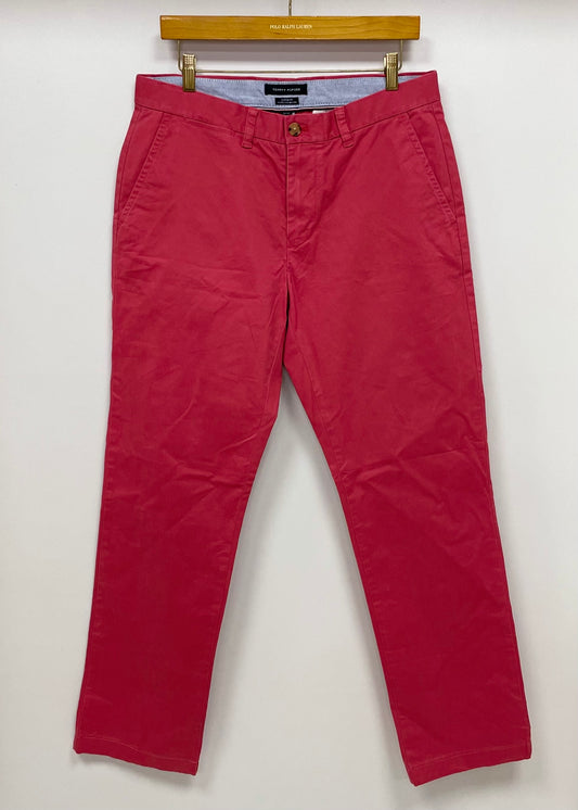 Pantalon casual Tommy Hilfiger color rosado magenta Talla 32x32 Corte Custom Fit