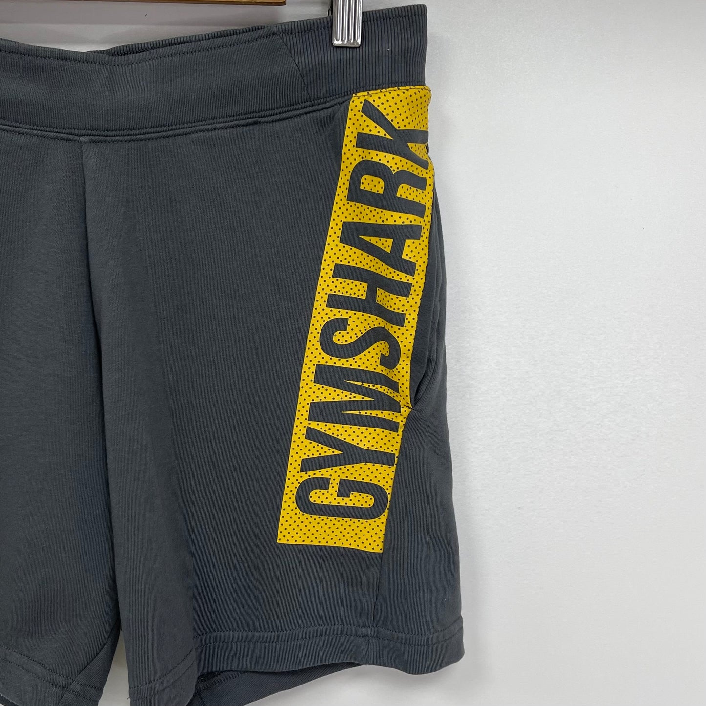 Short Lounge Gymshark 🏋🏼‍♂️ color gris oscuro y logo en amarillo Talla M