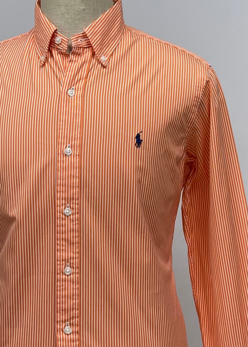 Camisa Polo Ralph Lauren 🏇🏼 con patron de rayas finas en color naranja y blanco Talla M Entalle Regular