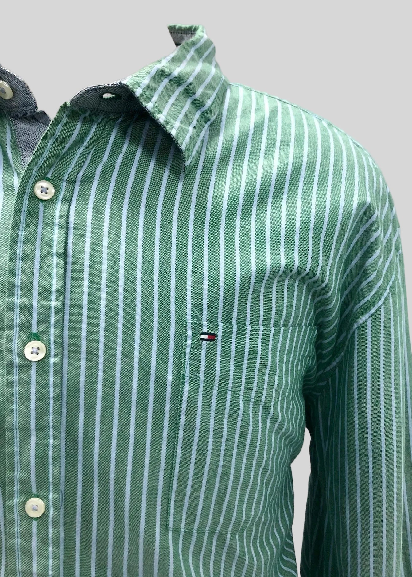 Camisa de botones Tommy Hilfiger 🇺🇸 Oxford de rayas en color verde y celeste Talla XXL Entalle Regular