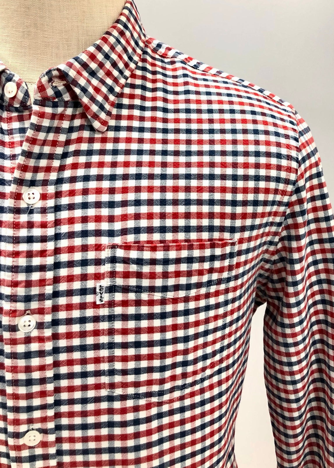 Camisa de botones Levis 👖 De cuadro en en color rojo, azul y blanco Talla M Entalle Regular