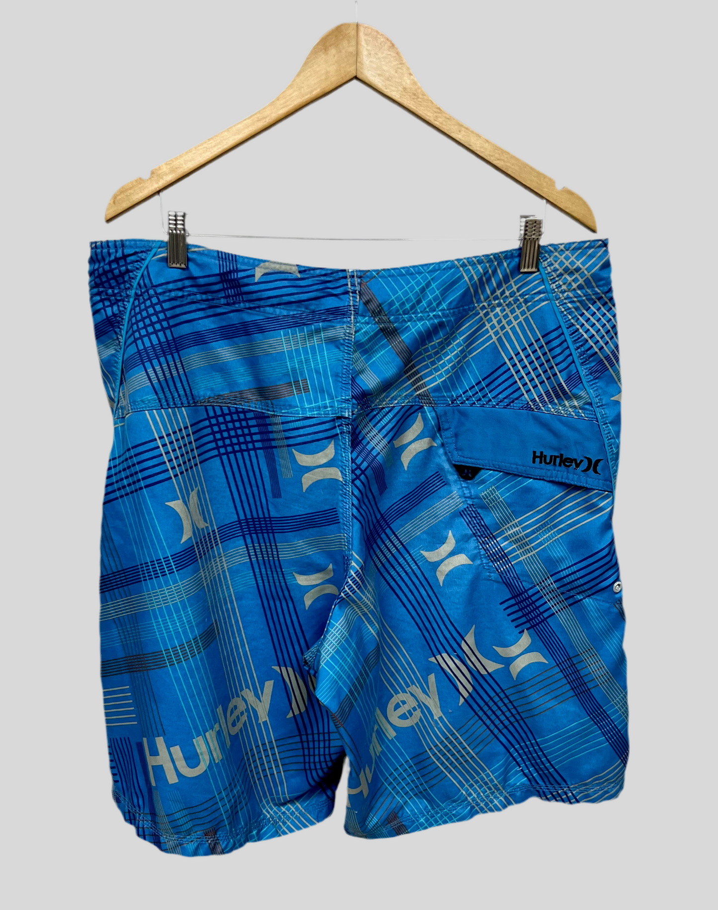 Short de baño Hurley 🏄🏽‍♂️ color azul y diseño de líneas en color celeste y gris y con logo en color gris Talla XXL