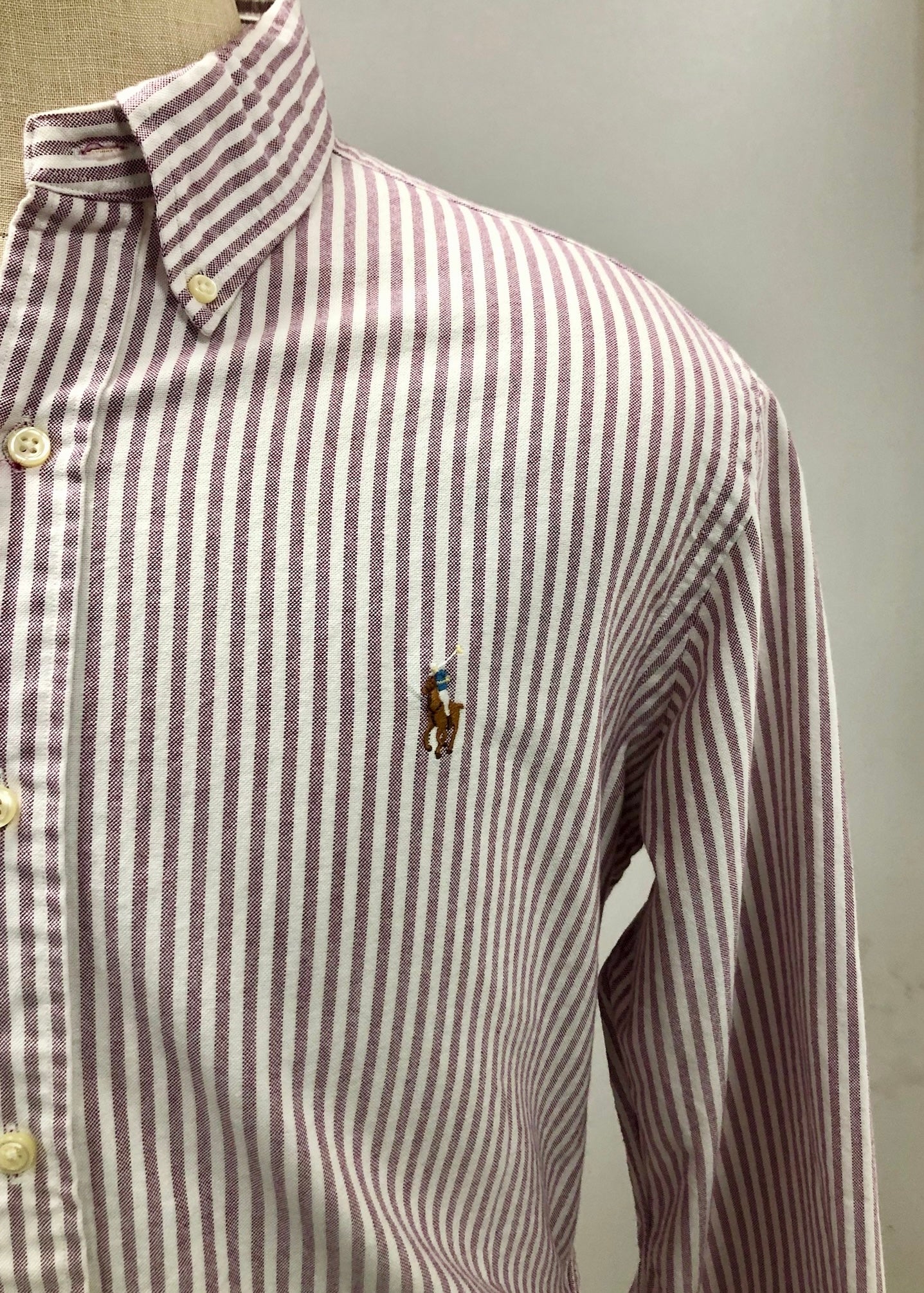Camisa de botones Polo Ralph Lauren 🏇🏼 Oxford color blanco con rayas en rosado oscuro Talla L Entalle Clásico