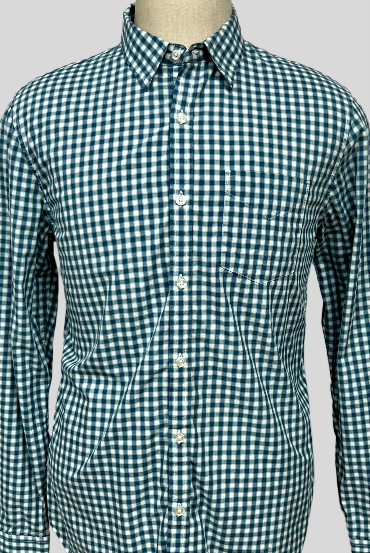 Camisa Lucky Brand 🍀 con patrón de cuadros gingham en color verde oscuro y blanco Talla M Entalle Regular