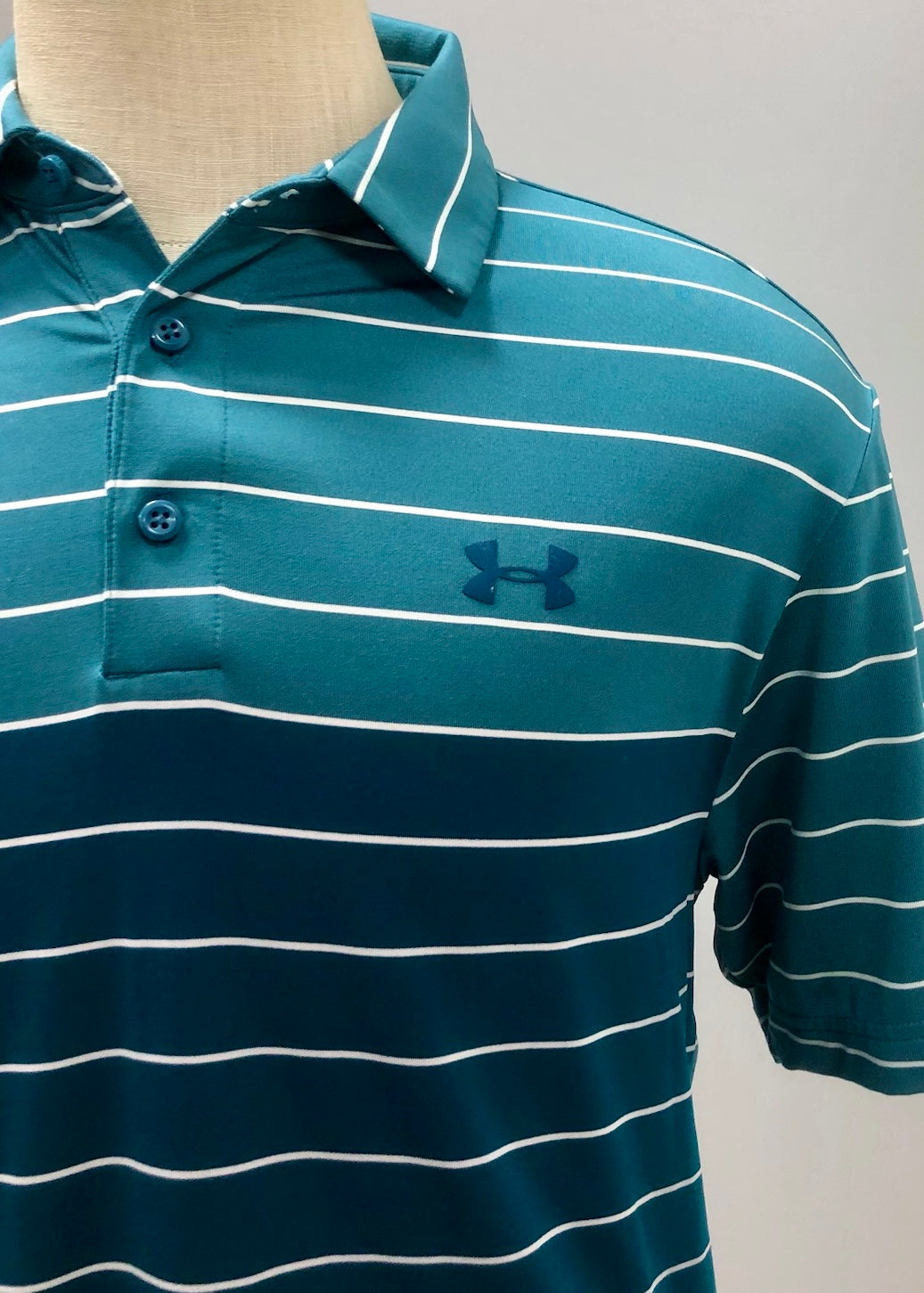 Camiseta polo Under Armour 🏋🏻 de rayas en verde esmeralda y azul navy Tela Performance Talla M Entalle Regular