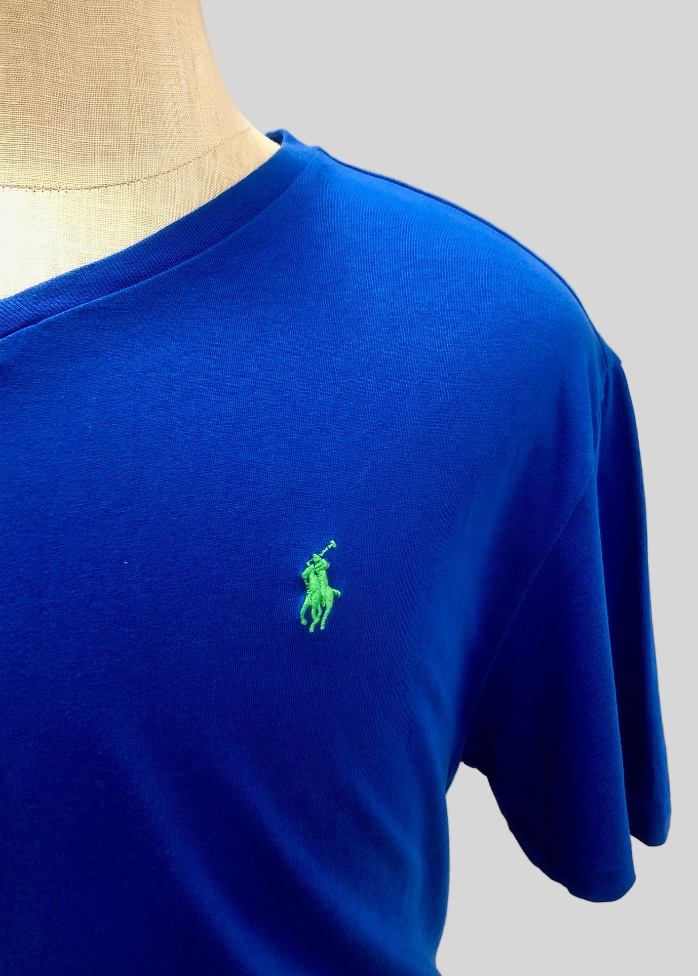 Camiseta cuello V Polo Ralph Lauren 🏇🏼 color azul navy con logo en verde Talla Large Entalle Clásico