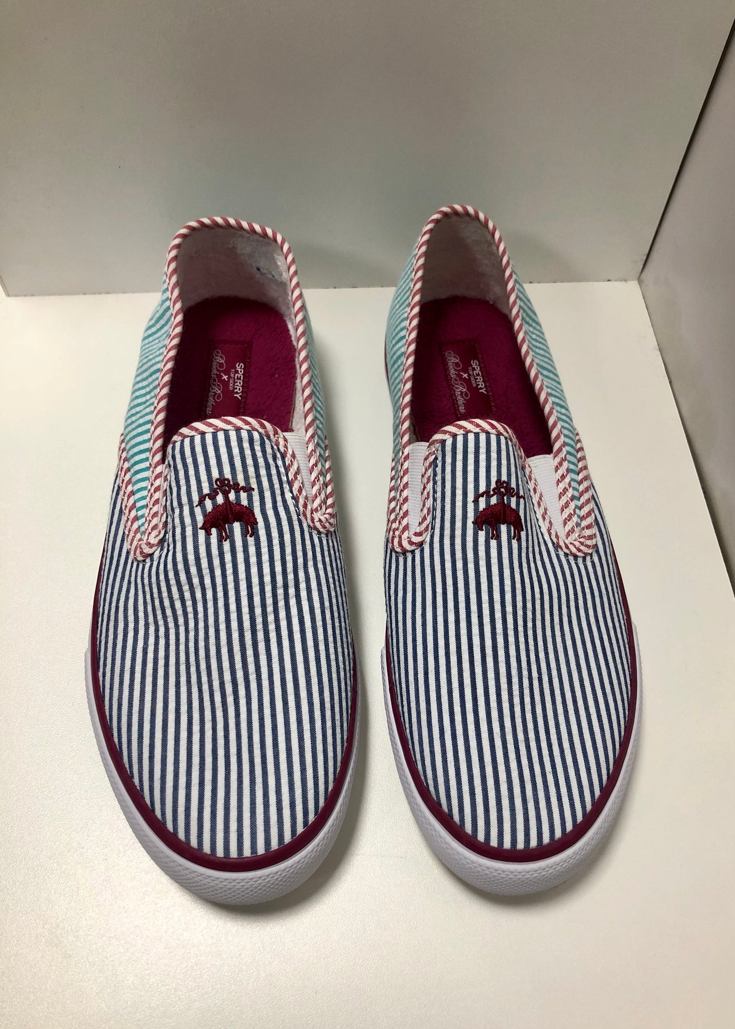 Zapatillas Casuales Brooks Brothers 🐑 De rayas multicolor con detalle de logo en rojo Talla 10