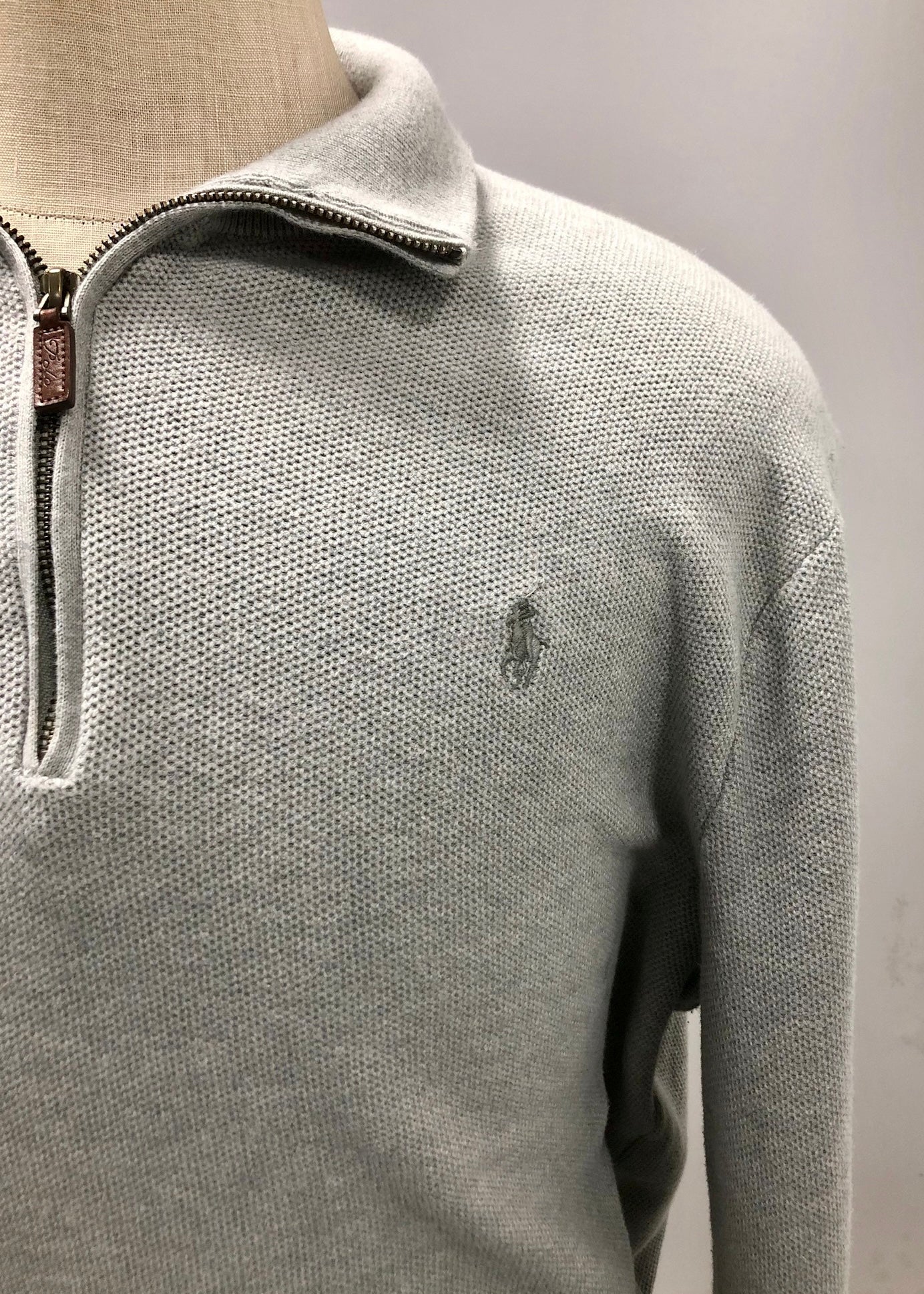 Sueter Jersey Polo Ralph Lauren 🏇🏼 color gris claro con logo en gris oscuro Talla XL