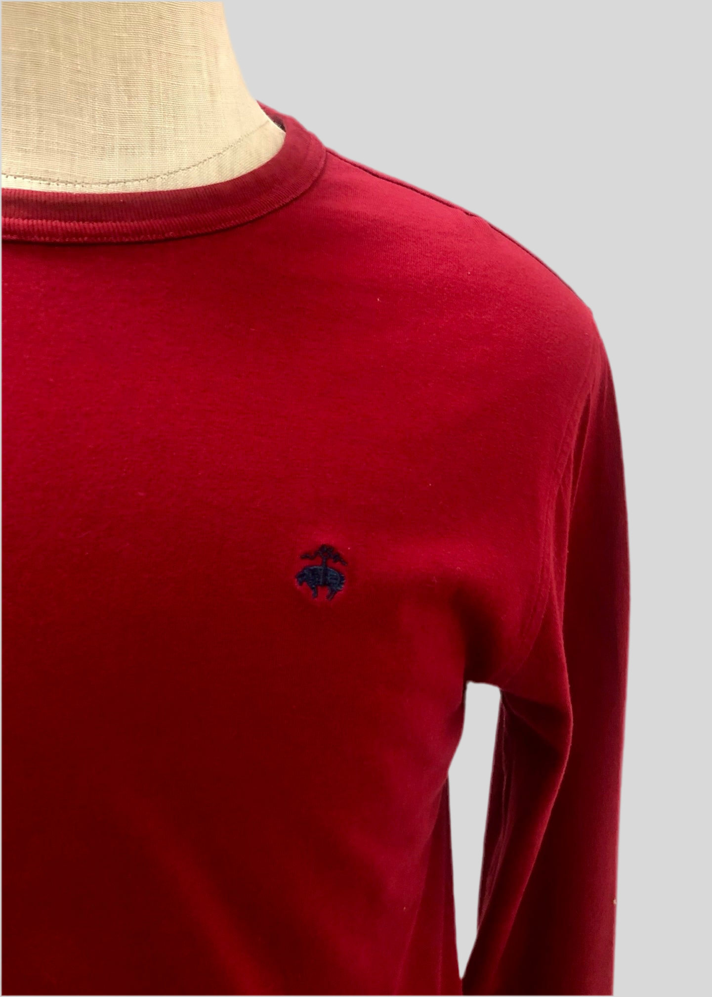 Camiseta cuello redondo Brooks Brothers 🐑 color rojo y logo azul navy Talla S
