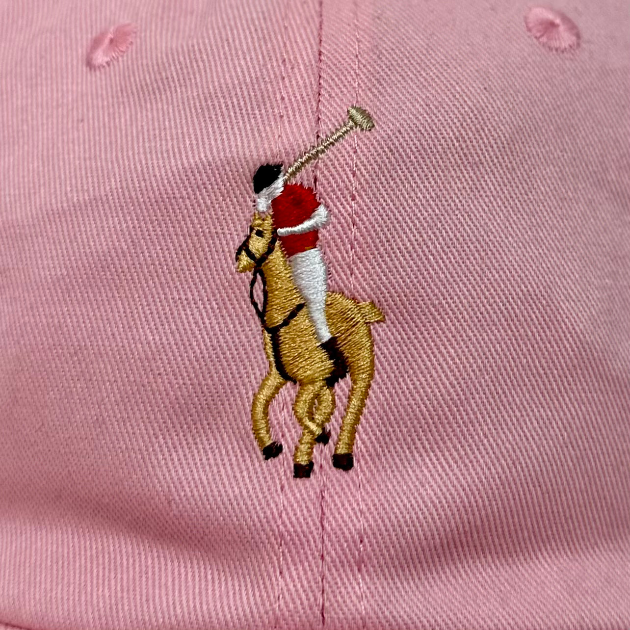 Gorra Polo Ralph Lauren 🏇🏼 color rosado y logo tradicional multicolor