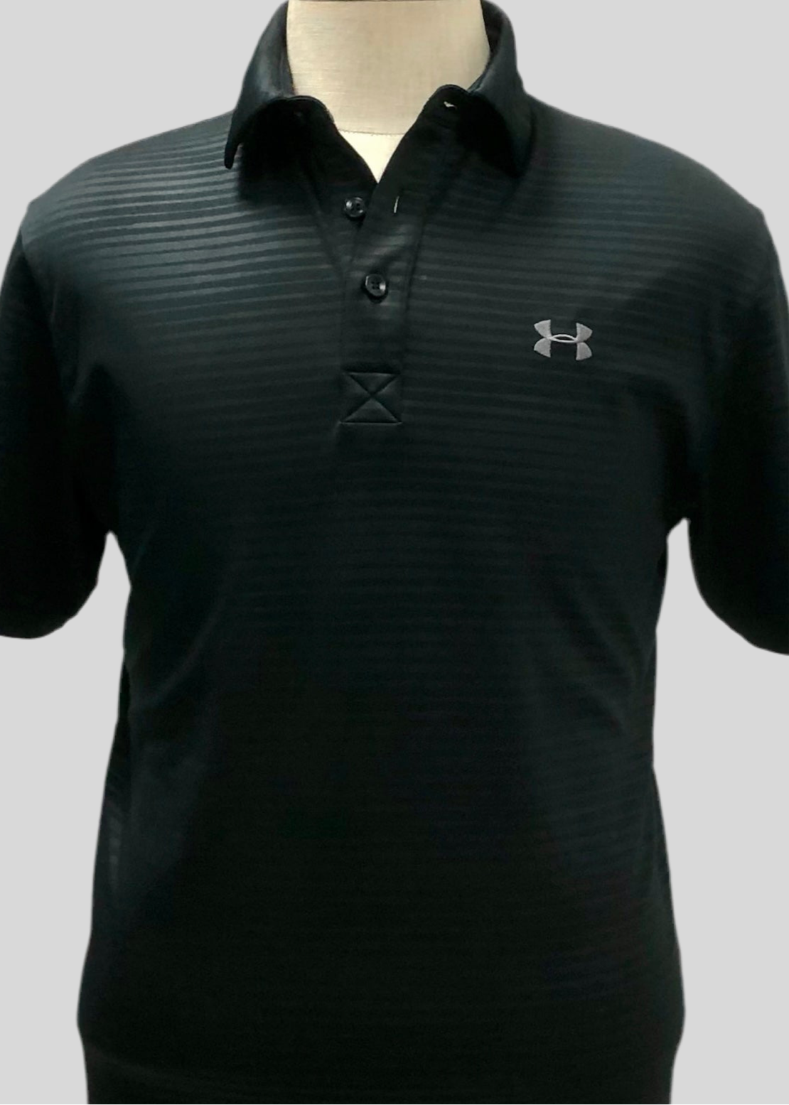 Camiseta Under Armour 🏋🏻 color gris oscuro y negro Tela Performance Talla M Entalle Regular