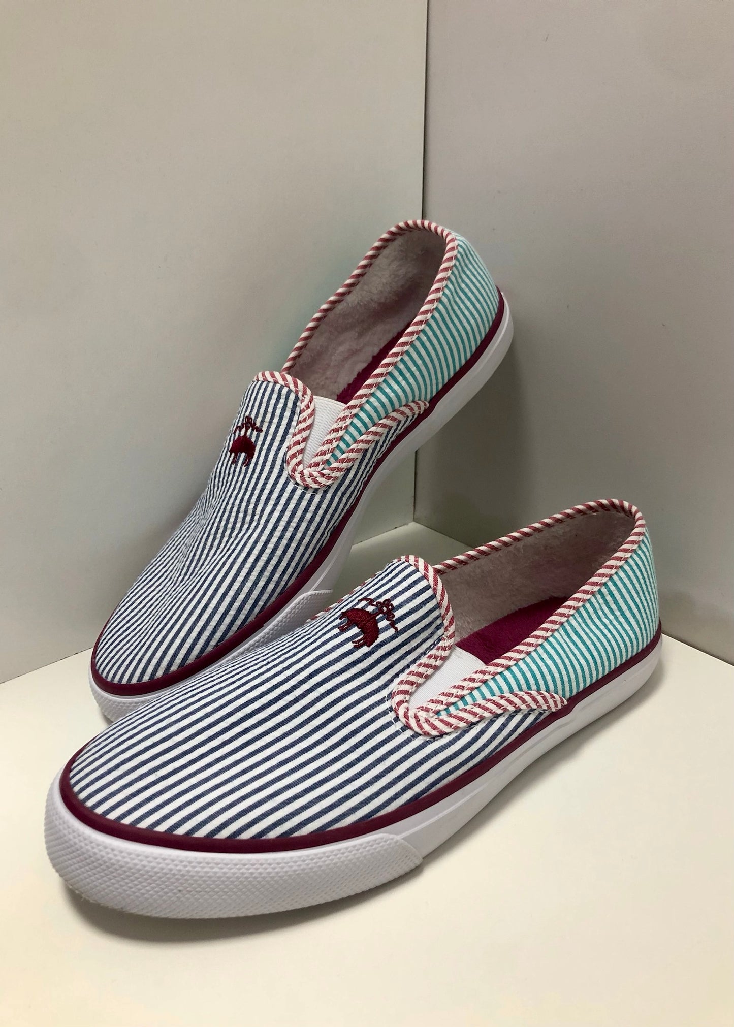 Zapatillas Casuales Brooks Brothers 🐑 De rayas multicolor con detalle de logo en rojo Talla 10