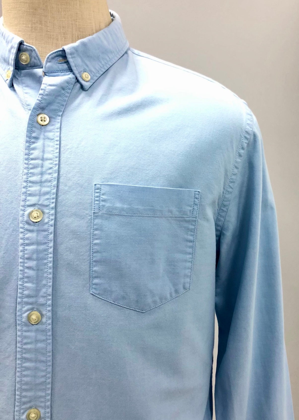 Camisa de botones Banana Republic Oxford en color celeste Talla M Entalle Regular (ver descripción)