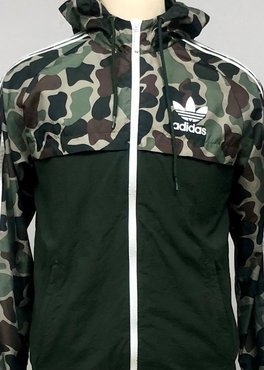 Jacket con capucha Adidas 🏃🏻‍♂️ color negro y diseño de camuflaje con zíper completo y logo en color blanco Talla S