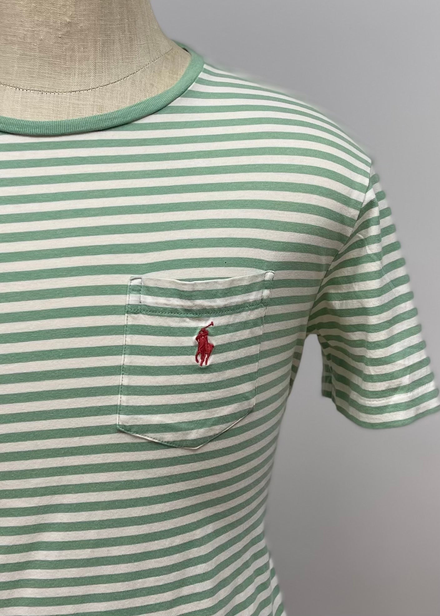 Camiseta cuello redondo Polo Ralph Lauren 🏇🏼 con patron de rayas en color verde claro y blanco Talla M Entalle Regular