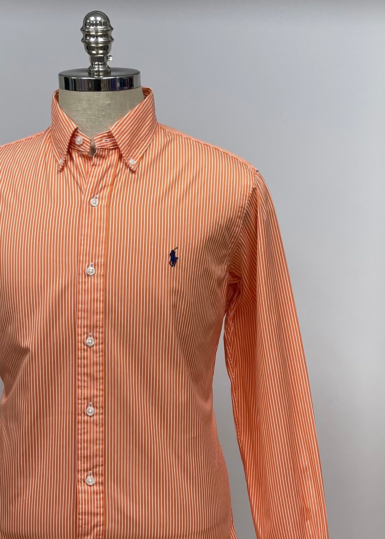 Camisa Polo Ralph Lauren 🏇🏼 con patron de rayas finas en color naranja y blanco Talla M Entalle Regular