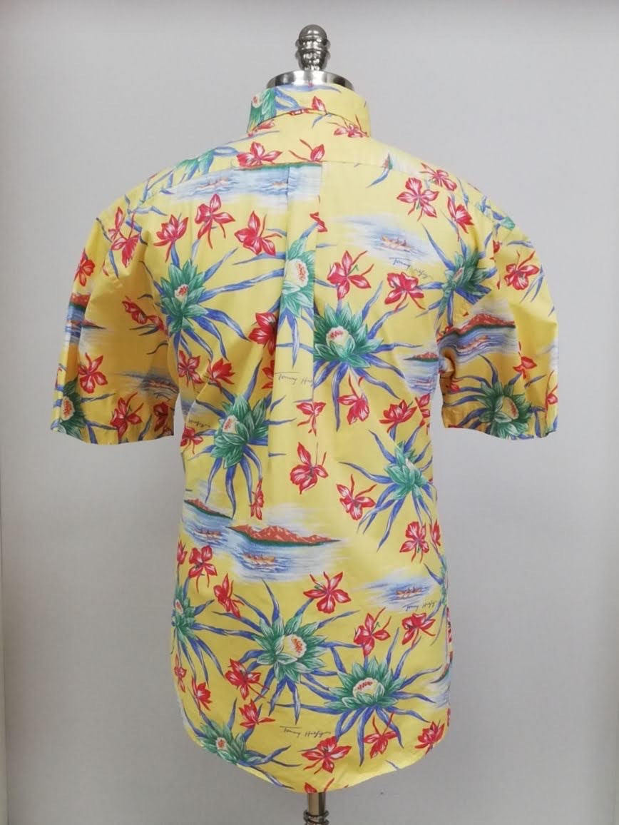Camisa de botones Tommy Hilfiger 🇺🇸 color amarillo con diseño de tropical en rojo, azul y verde Talla XL Entalle Regular