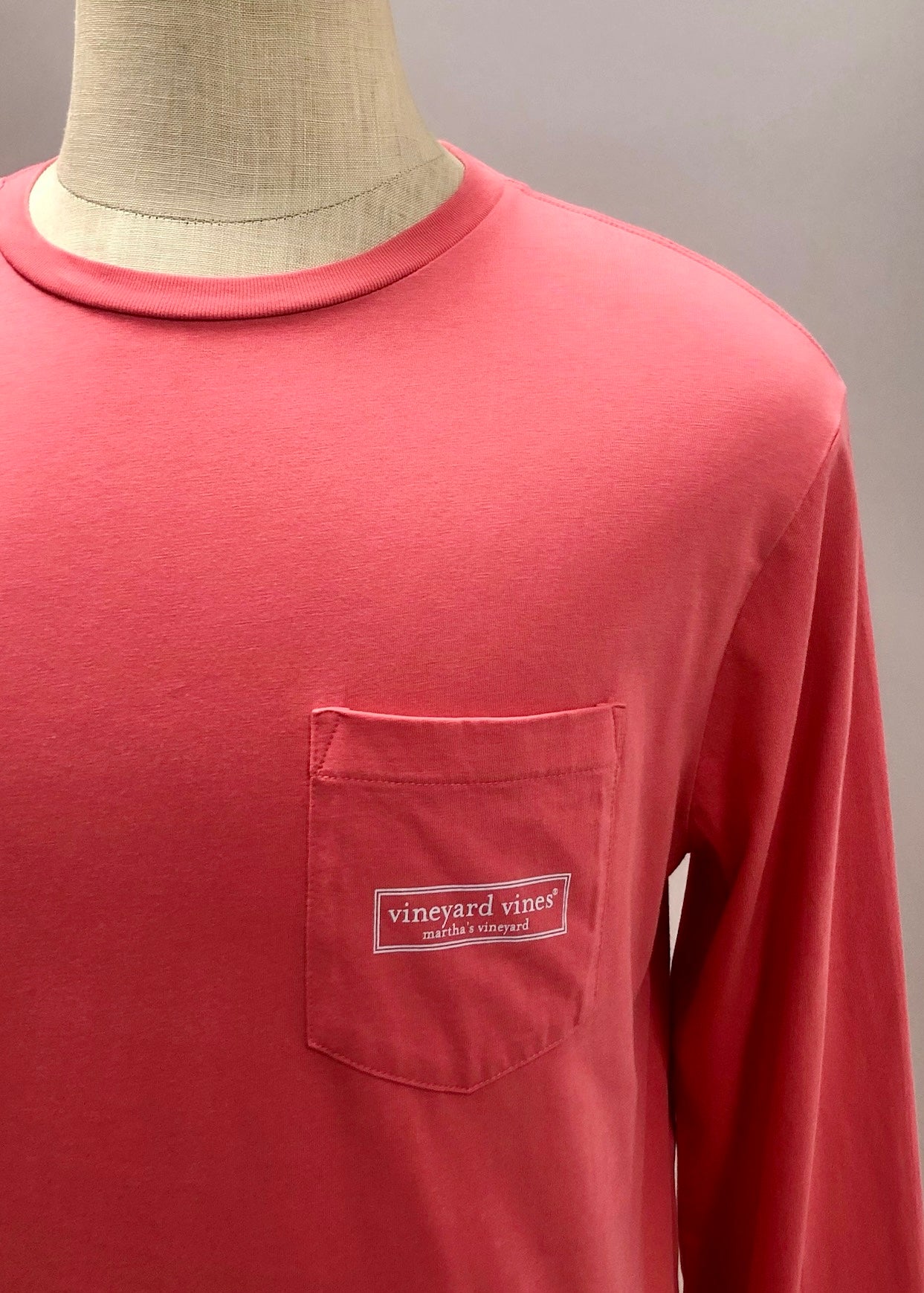 Camiseta cuello redondo Vineyard Vines 🐳 color rosado magenta con logo en blanco Talla M