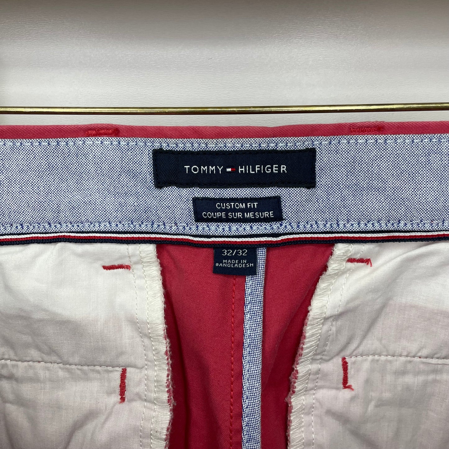 Pantalon casual Tommy Hilfiger color rosado magenta Talla 32x32 Corte Custom Fit