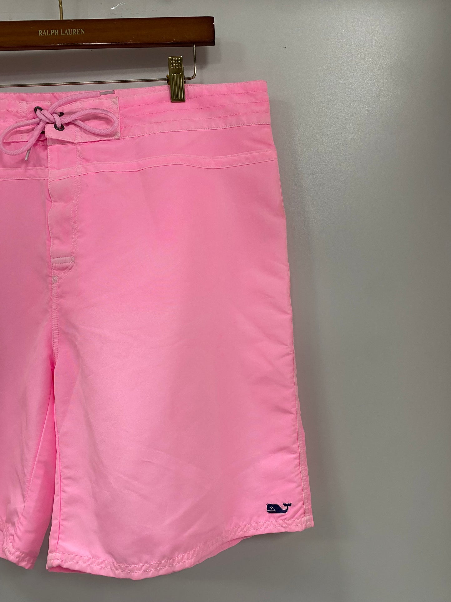 Short de baño Vineyard Vines 🐳 en color rosado neon Talla 38 (XL)