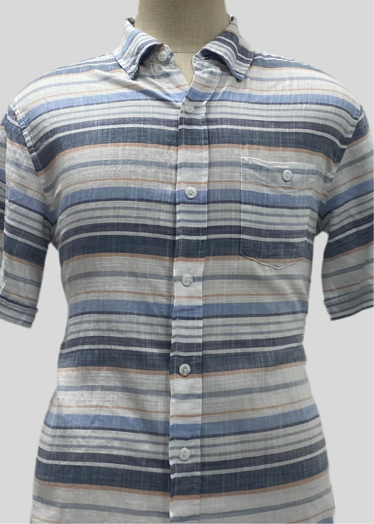 Camisa de botones Weatherproof color blango con patron de rayas color gris y celeste Talla M Entalle Regular